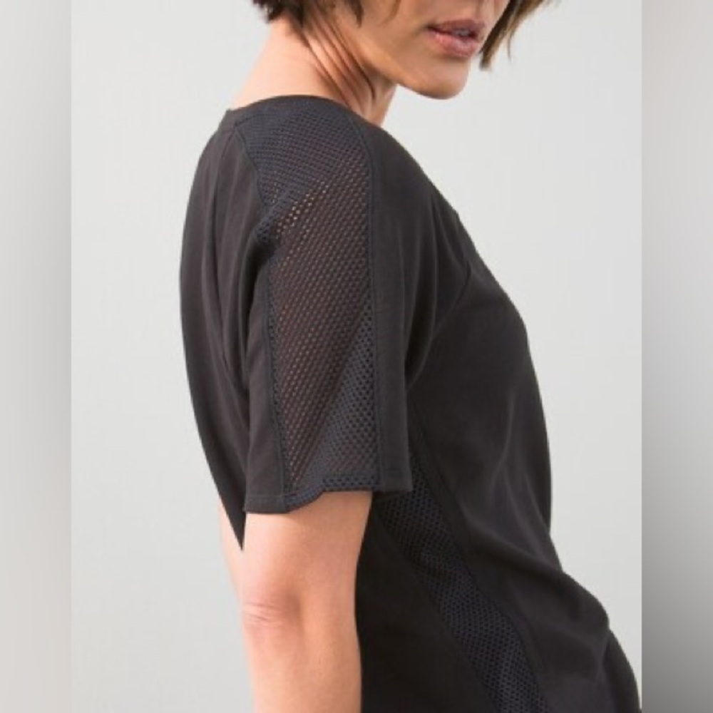 CHICOS Zenergy Mixed Mesh Tunic in Black, Like New
